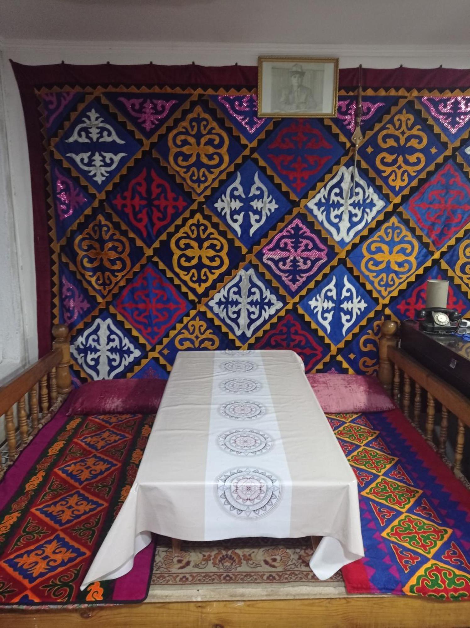Kgb Home Hostel Biškek Exteriér fotografie